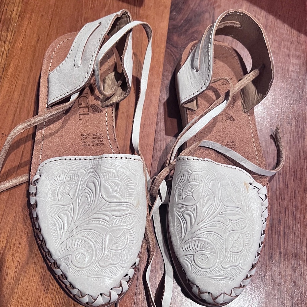 White Rose Huaraches